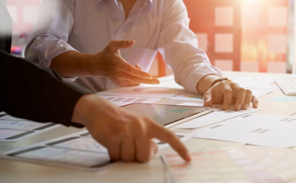 設計図を指差しながら話し合う人物